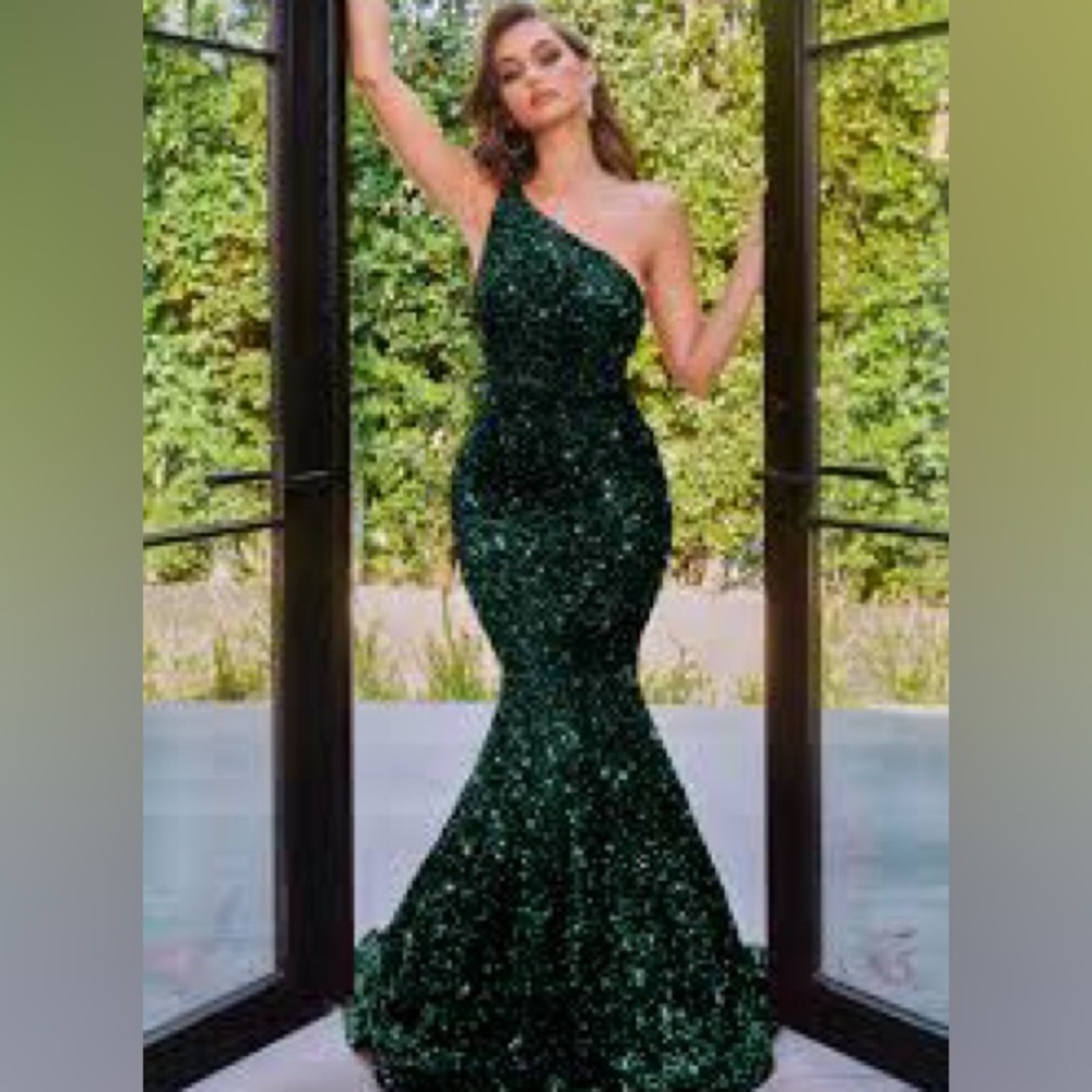 Portia & Scarlett Emerald Green One-Shoulder Evening Dress